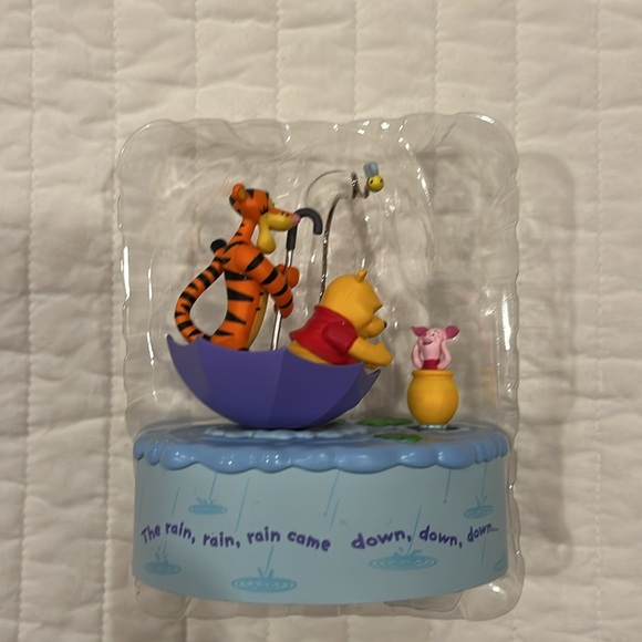Hallmark 2017 Pooh A Blustery Day Magic Ornament - Picture 7 of 9